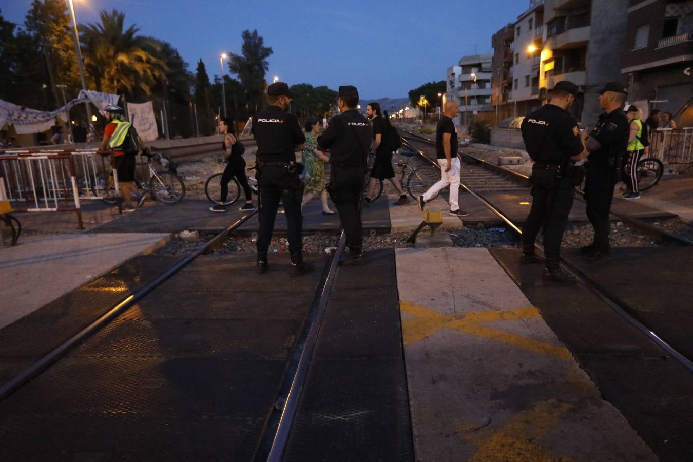 Miles de personas vuelven a concentrarse en las inmediaciones del paso a nivel de Santiago el Mayor y recorren el centro de Murcia para protestar por las obras del AVE