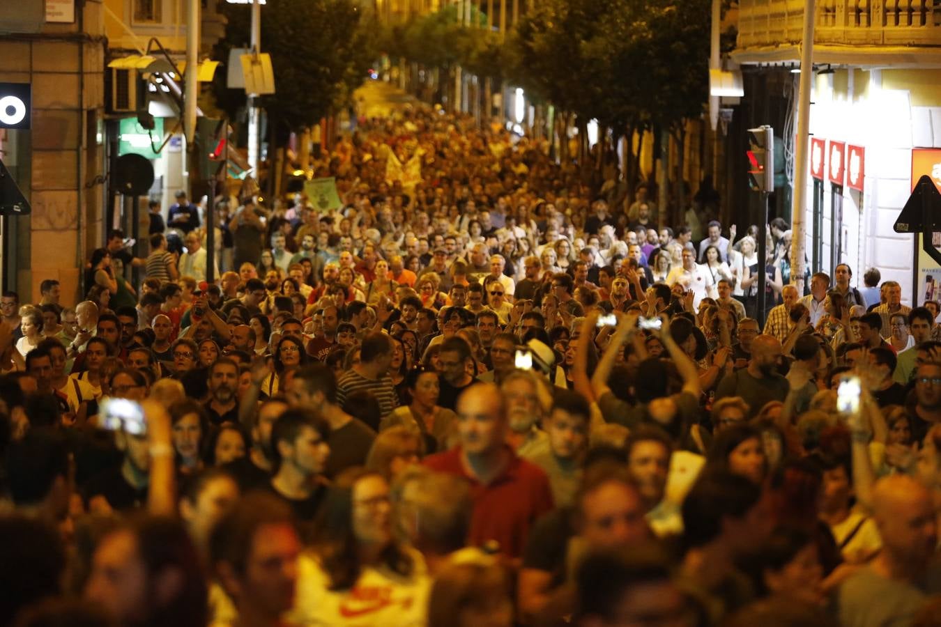 Miles de personas vuelven a concentrarse en las inmediaciones del paso a nivel de Santiago el Mayor y recorren el centro de Murcia para protestar por las obras del AVE