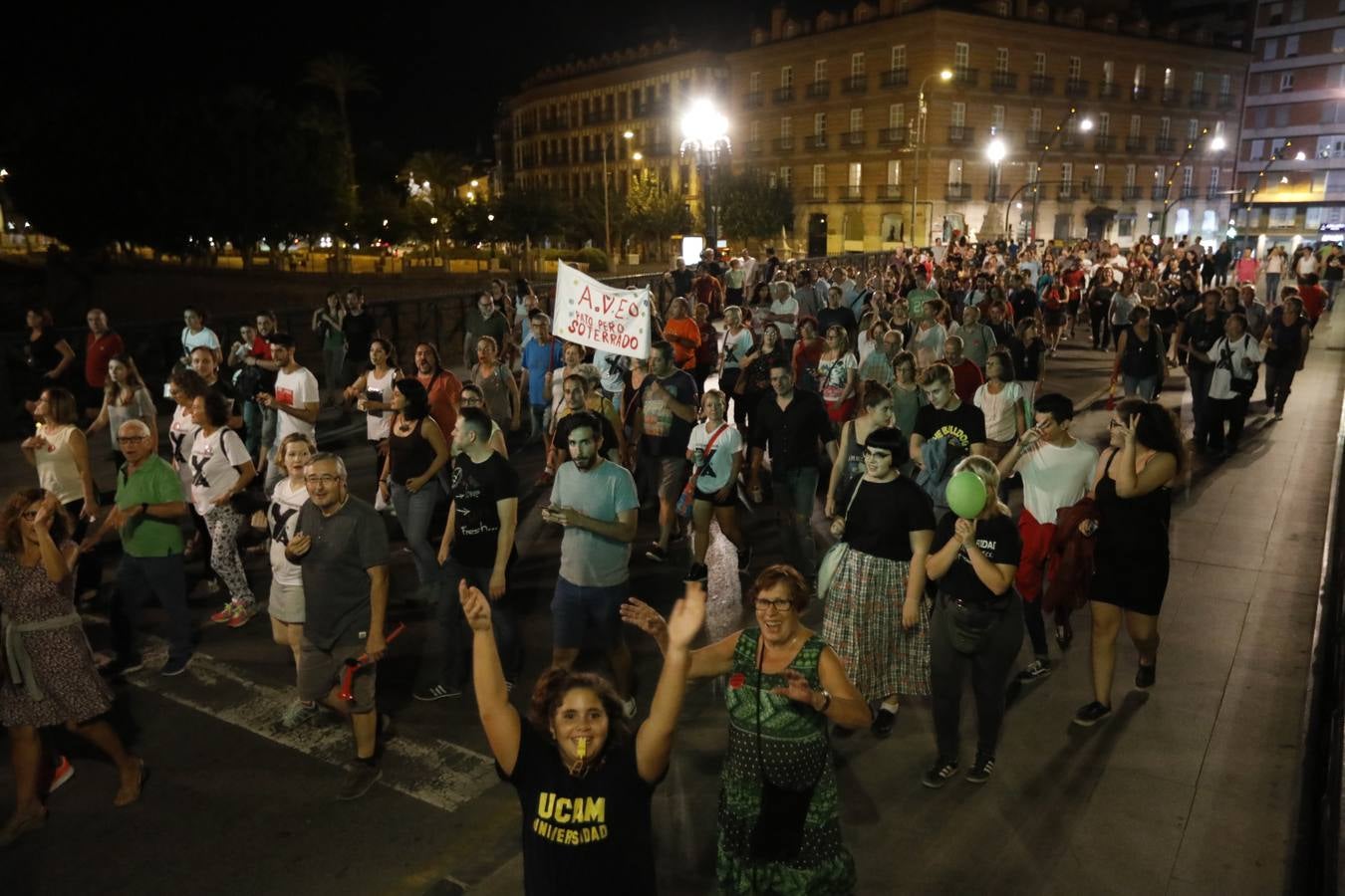 Miles de personas vuelven a concentrarse en las inmediaciones del paso a nivel de Santiago el Mayor y recorren el centro de Murcia para protestar por las obras del AVE