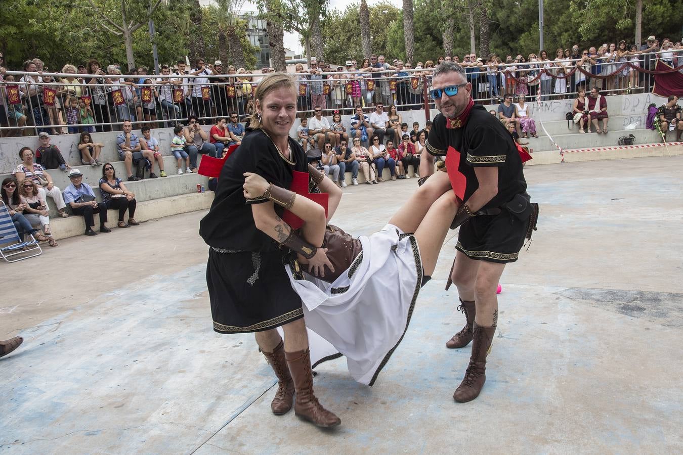 La recuperación del Ajedrez Viviente en la plaza de Juan XXIII da color festero y entretiene a los cartageneros en el día grande 