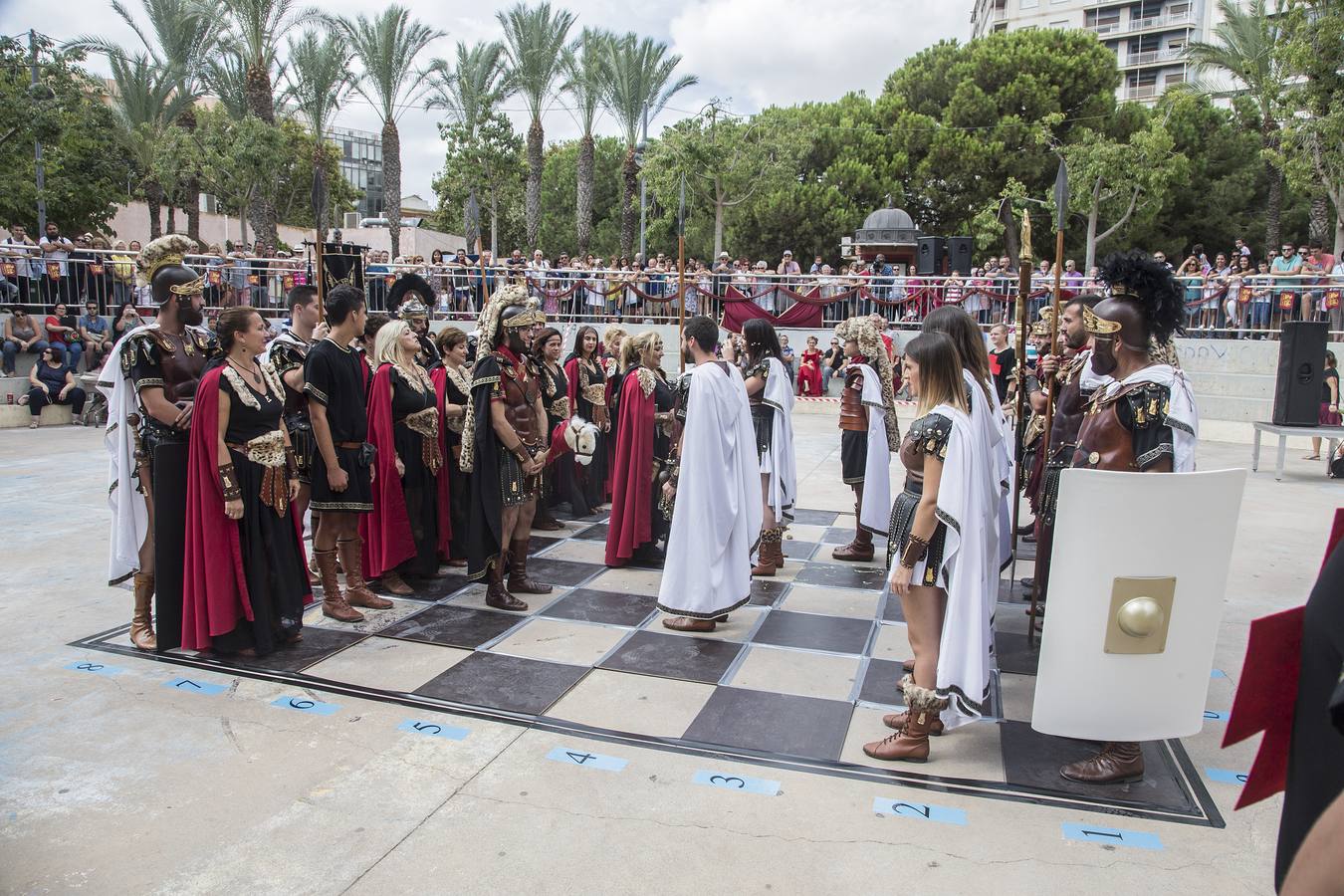 La recuperación del Ajedrez Viviente en la plaza de Juan XXIII da color festero y entretiene a los cartageneros en el día grande 