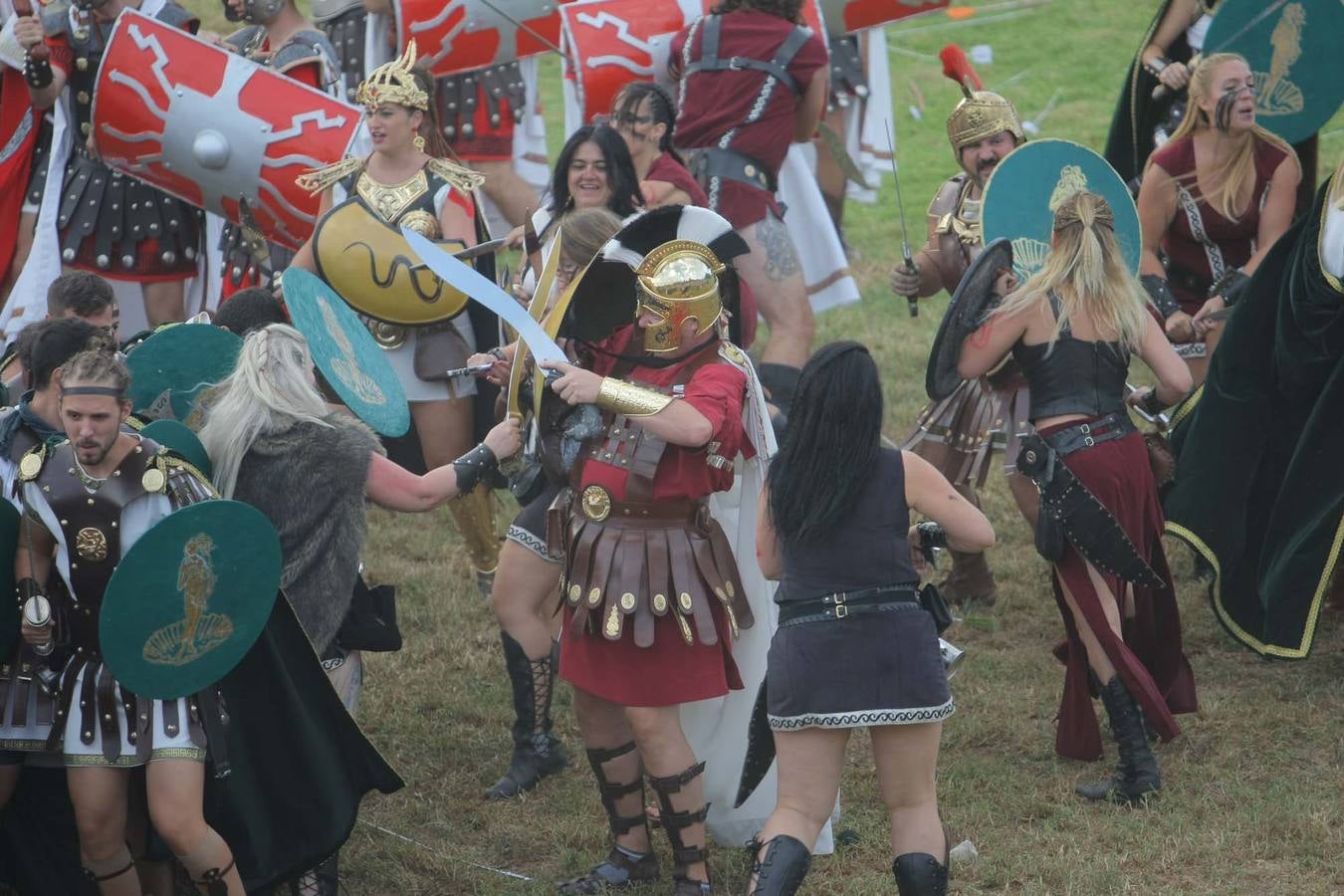 Las escenas de acción entretienen a casi 5.000 espectadores durante la Gran Batalla por la toma de Qart Hadast de las Fiestas de Carthagineses y Romanos