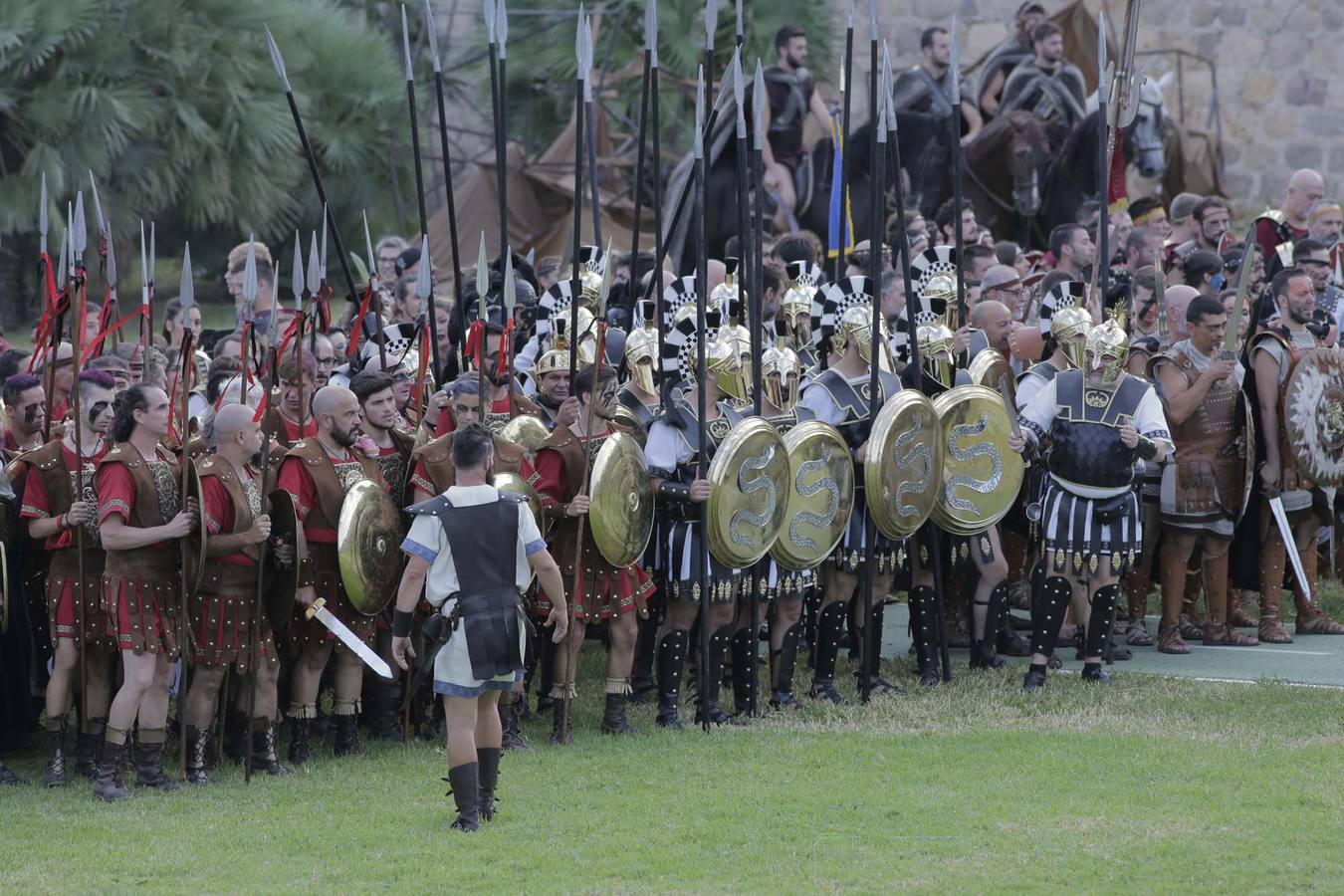 Las escenas de acción entretienen a casi 5.000 espectadores durante la Gran Batalla por la toma de Qart Hadast de las Fiestas de Carthagineses y Romanos