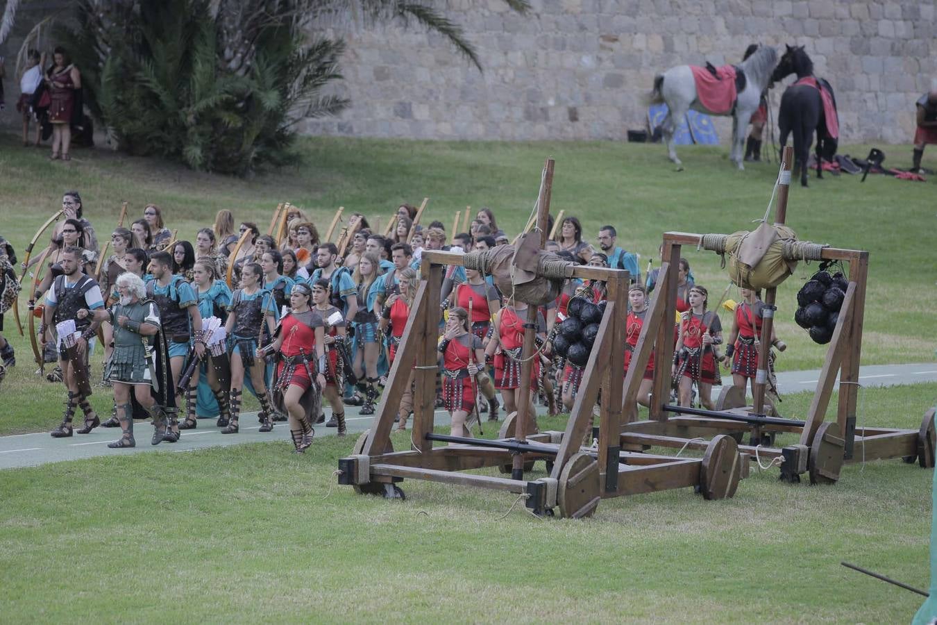 Las escenas de acción entretienen a casi 5.000 espectadores durante la Gran Batalla por la toma de Qart Hadast de las Fiestas de Carthagineses y Romanos