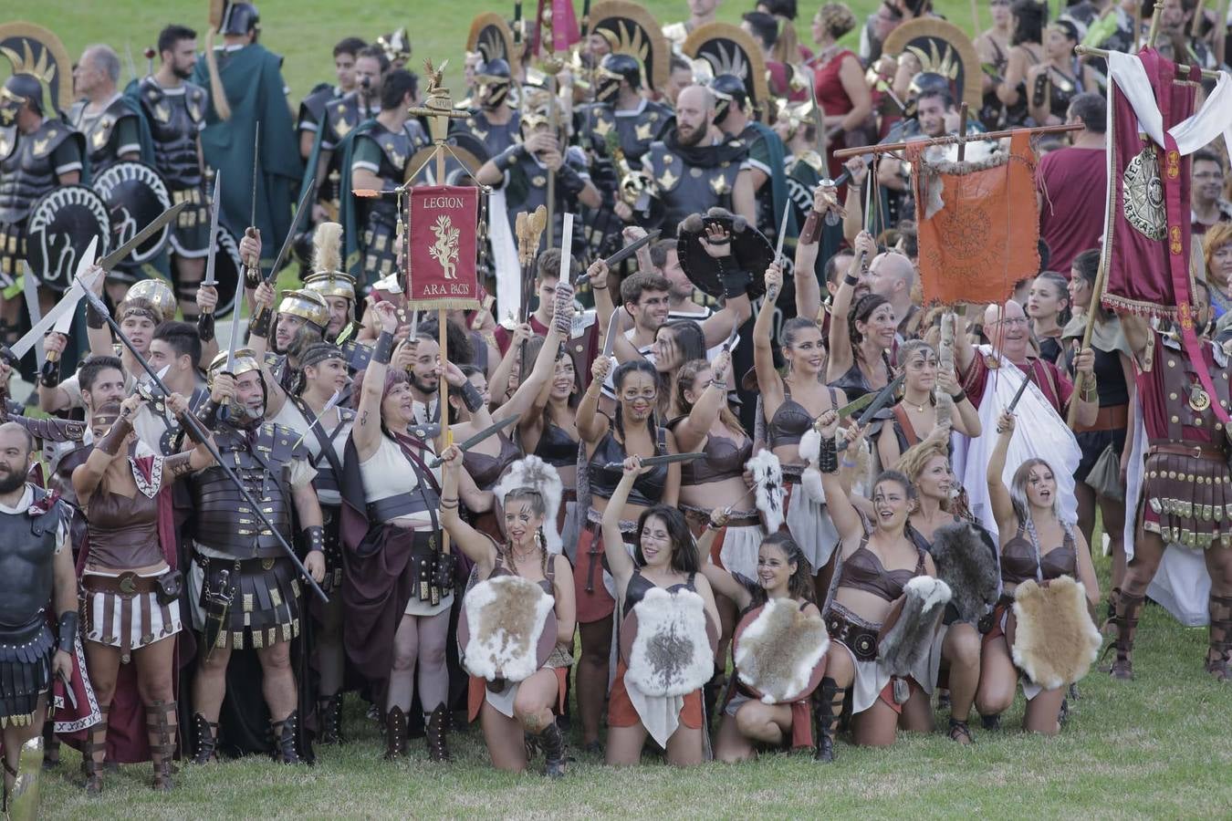 Las escenas de acción entretienen a casi 5.000 espectadores durante la Gran Batalla por la toma de Qart Hadast de las Fiestas de Carthagineses y Romanos