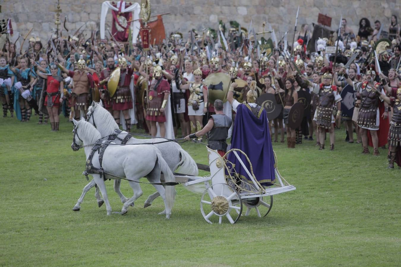 Las escenas de acción entretienen a casi 5.000 espectadores durante la Gran Batalla por la toma de Qart Hadast de las Fiestas de Carthagineses y Romanos