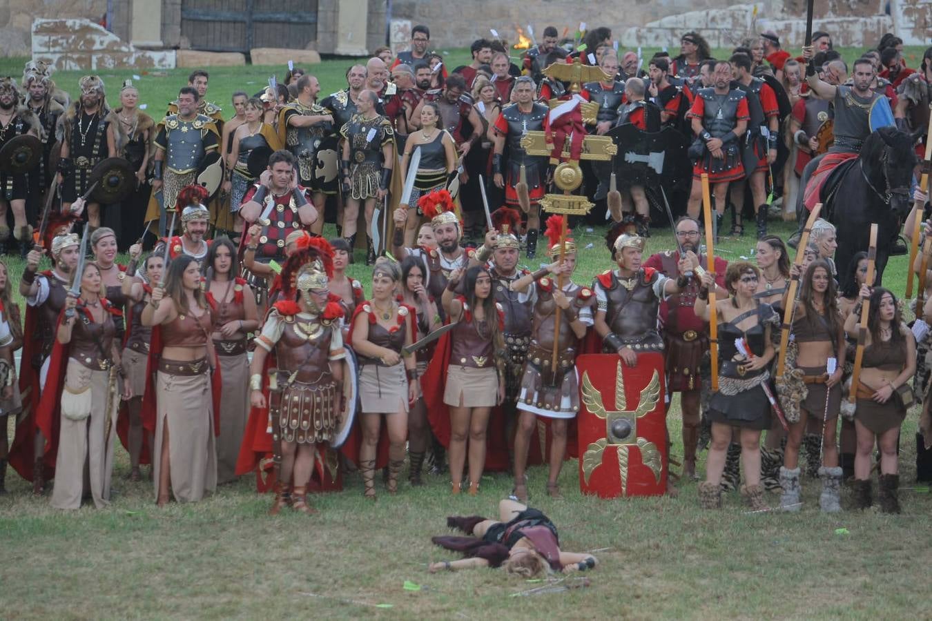 Las escenas de acción entretienen a casi 5.000 espectadores durante la Gran Batalla por la toma de Qart Hadast de las Fiestas de Carthagineses y Romanos