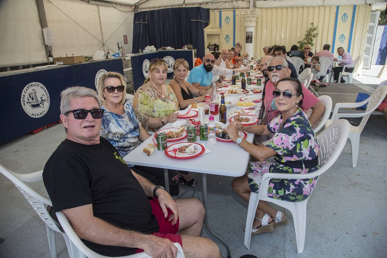 Tropas y legiones se acuartelan en la ciudad para comer y de sobremesa antes de emprender la lucha