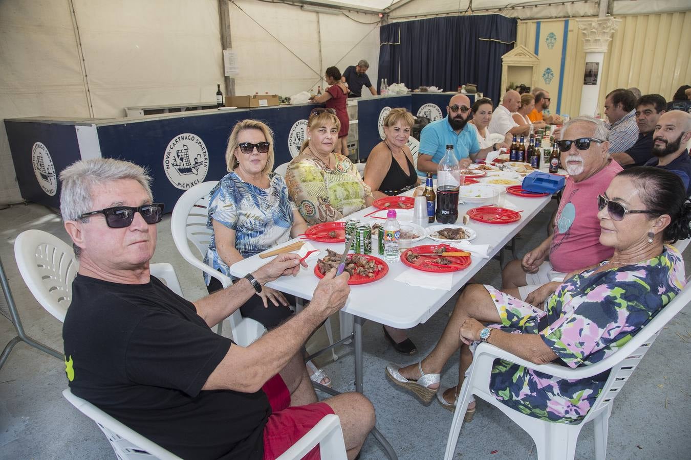 Tropas y legiones se acuartelan en la ciudad para comer y de sobremesa antes de emprender la lucha