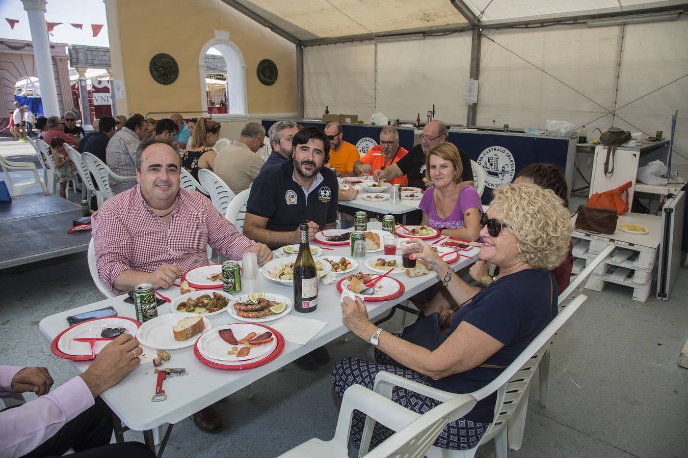 Tropas y legiones se acuartelan en la ciudad para comer y de sobremesa antes de emprender la lucha