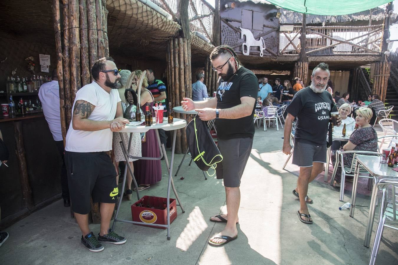 Tropas y legiones se acuartelan en la ciudad para comer y de sobremesa antes de emprender la lucha