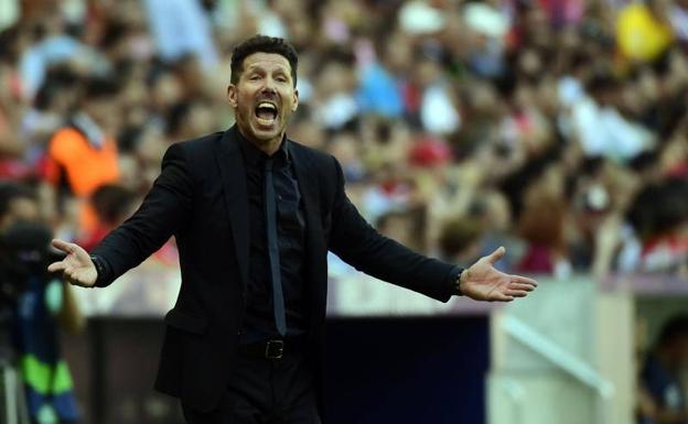 Diego Pablo Simeone, técnico del Atlético, durante el partido ante el Sevilla. 