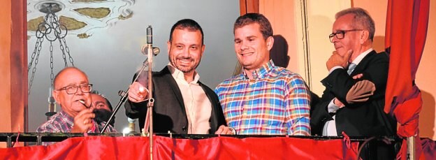 'El Turro' enciende la mecha con Darío Gómez, junto al alcalde.