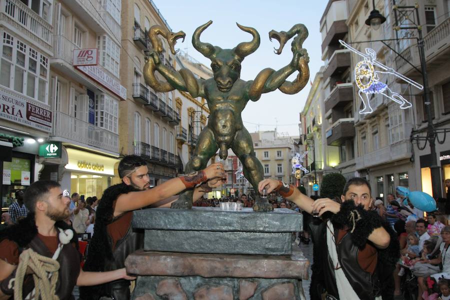 Más de tres mil personas de cincuenta grupos escenifican durante tres horas la historia de dos pueblos en un desfile rápido, vistoso y entretenido