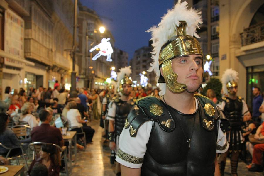 Más de tres mil personas de cincuenta grupos escenifican durante tres horas la historia de dos pueblos en un desfile rápido, vistoso y entretenido