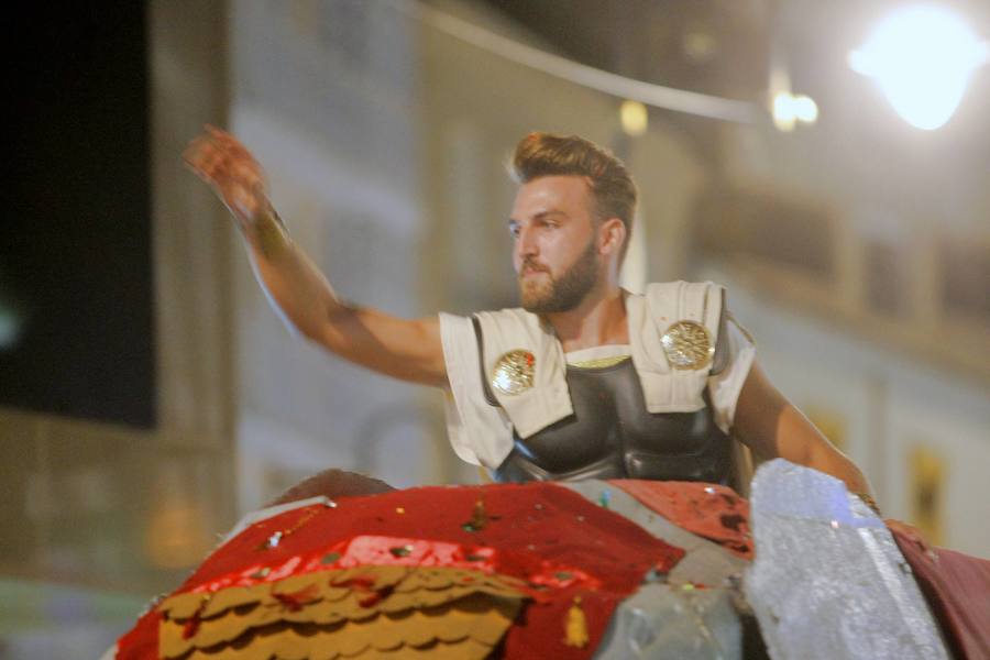 Más de tres mil personas de cincuenta grupos escenifican durante tres horas la historia de dos pueblos en un desfile rápido, vistoso y entretenido