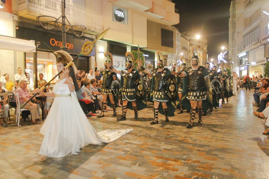 Más de tres mil personas de cincuenta grupos escenifican durante tres horas la historia de dos pueblos en un desfile rápido, vistoso y entretenido