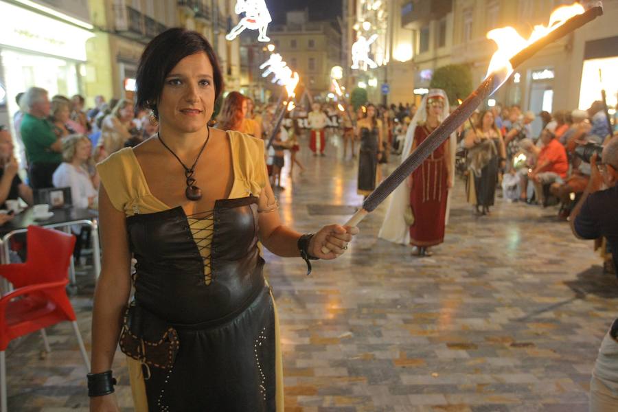 Más de tres mil personas de cincuenta grupos escenifican durante tres horas la historia de dos pueblos en un desfile rápido, vistoso y entretenido