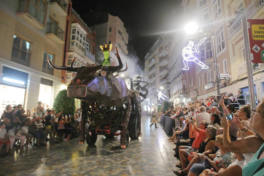 Más de tres mil personas de cincuenta grupos escenifican durante tres horas la historia de dos pueblos en un desfile rápido, vistoso y entretenido