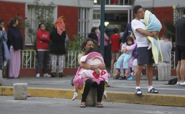 Habitantes de la capital mexicana se ponen a resguardo durante el nuevo sismo.