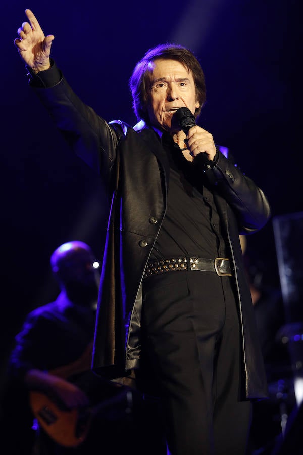 El cantante regaló al público de la plaza de toros una lista inagotable de clásicos