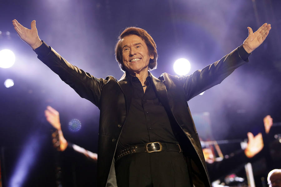 El cantante regaló al público de la plaza de toros una lista inagotable de clásicos