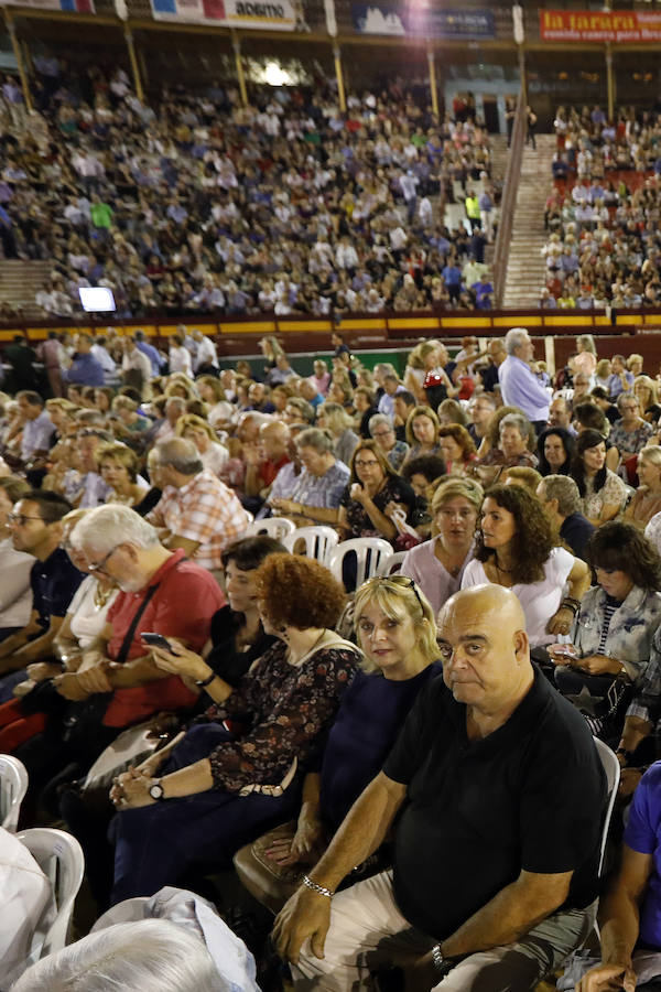 El cantante regaló al público de la plaza de toros una lista inagotable de clásicos