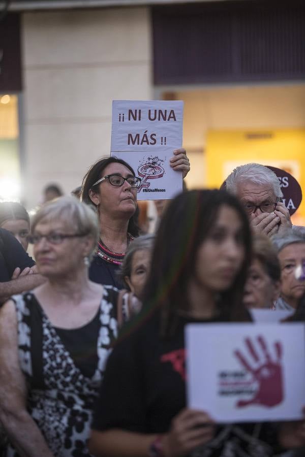 Más de doscientas personas se concentraron ayer en la Plaza del Icue para condenar el asesinato de Rosa María S. P., en su domicilio de Canteras, a manos presuntamente de su expareja.