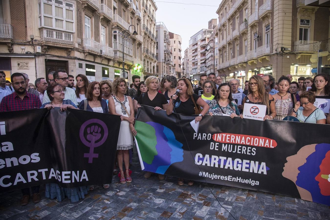 Más de doscientas personas se concentraron ayer en la Plaza del Icue para condenar el asesinato de Rosa María S. P., en su domicilio de Canteras, a manos presuntamente de su expareja.