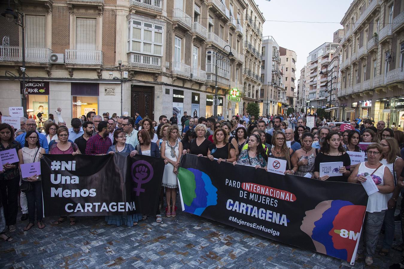 Más de doscientas personas se concentraron ayer en la Plaza del Icue para condenar el asesinato de Rosa María S. P., en su domicilio de Canteras, a manos presuntamente de su expareja.