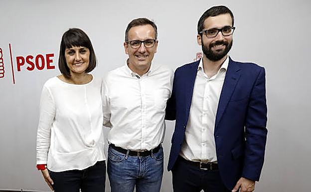 María González, Diego Conesa y Francisco Lucas, anoche, en la sede regional del PSOE, tras conocerse los resultados.