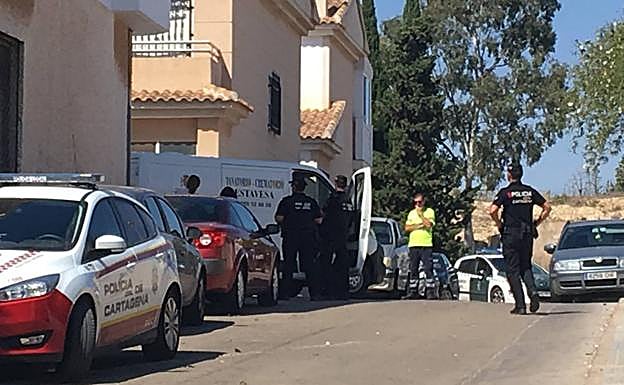 Agentes de la Policía Local de Cartagena esperan al levantamiento del cadáver de la joven asesinada. 