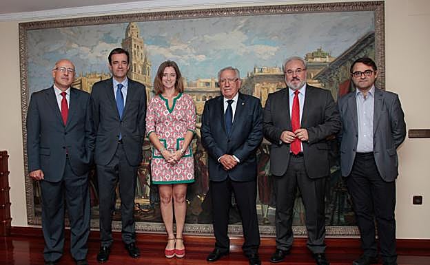 El jurado del Premio Pyme del Año de Murcia ha estado compuesto por el director de Banca Institucional del Banco Santander Empresas en Murcia, Juan Manuel Núñez; la secretaria general de la Consejería de Empleo, Universidades y Empresa, María Casajús; el presidente de la Cámara de Comercio de Murcia, Pedro García-Balibrea; el director comercial del Banco Santander en Murcia, Raúl Bastida; el director del Servicio de Estudios de la Cámara de España, Raúl Mínguez; y el vicesecretario de la Cámara de Comercio de Murcia, Valentín Izquierdo.