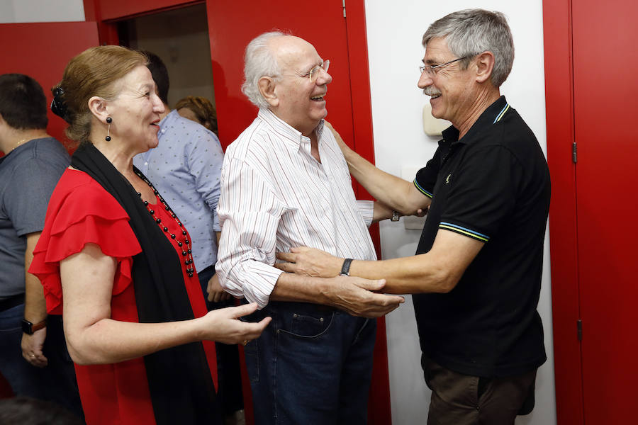 La espadas de la lucha por el liderazgo del PSOE murciano quedaron anoche en alto. Las primarias celebradas ayer solo sirvieron para descartar a uno de los tres aspirantes, el pedáneo de El Raal, Francisco Lucas, y demostrar la máxima igualdad existente entre el alcalde de Alhama, Diego Conesa, y la diputada nacional María González Veracruz, que, al no superar ninguno el 50% de los votos, se verán de nuevo las caras en las urnas el próximo sábado.