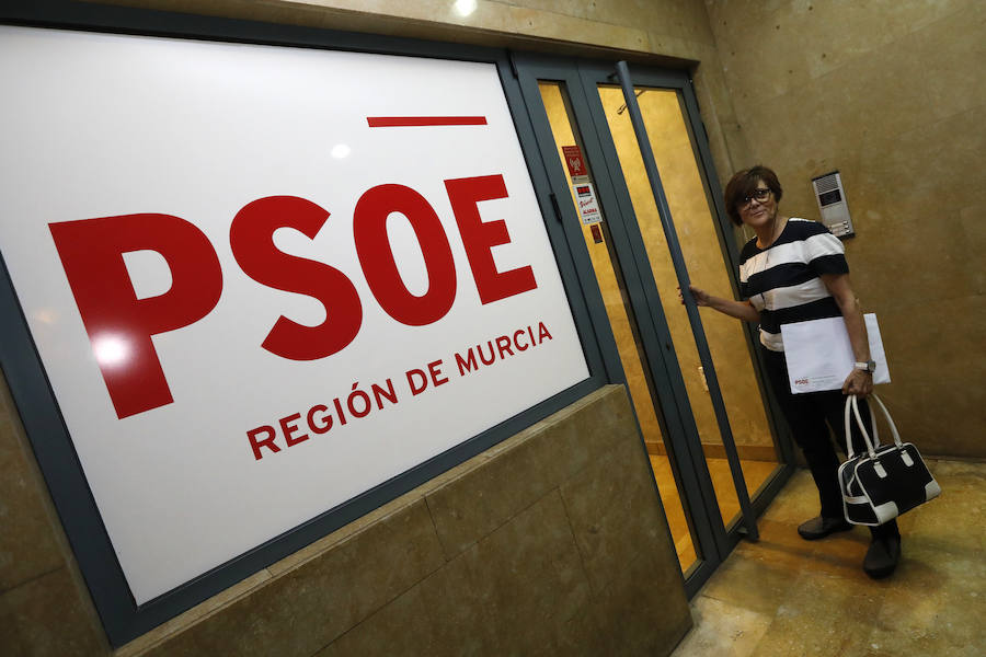 La espadas de la lucha por el liderazgo del PSOE murciano quedaron anoche en alto. Las primarias celebradas ayer solo sirvieron para descartar a uno de los tres aspirantes, el pedáneo de El Raal, Francisco Lucas, y demostrar la máxima igualdad existente entre el alcalde de Alhama, Diego Conesa, y la diputada nacional María González Veracruz, que, al no superar ninguno el 50% de los votos, se verán de nuevo las caras en las urnas el próximo sábado.