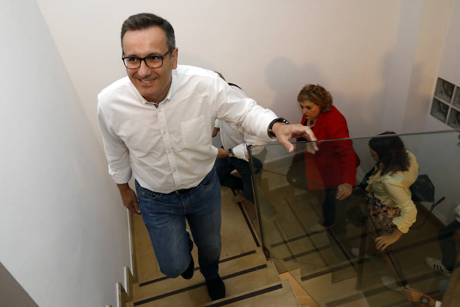 La espadas de la lucha por el liderazgo del PSOE murciano quedaron anoche en alto. Las primarias celebradas ayer solo sirvieron para descartar a uno de los tres aspirantes, el pedáneo de El Raal, Francisco Lucas, y demostrar la máxima igualdad existente entre el alcalde de Alhama, Diego Conesa, y la diputada nacional María González Veracruz, que, al no superar ninguno el 50% de los votos, se verán de nuevo las caras en las urnas el próximo sábado.