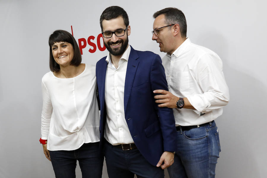 La espadas de la lucha por el liderazgo del PSOE murciano quedaron anoche en alto. Las primarias celebradas ayer solo sirvieron para descartar a uno de los tres aspirantes, el pedáneo de El Raal, Francisco Lucas, y demostrar la máxima igualdad existente entre el alcalde de Alhama, Diego Conesa, y la diputada nacional María González Veracruz, que, al no superar ninguno el 50% de los votos, se verán de nuevo las caras en las urnas el próximo sábado.