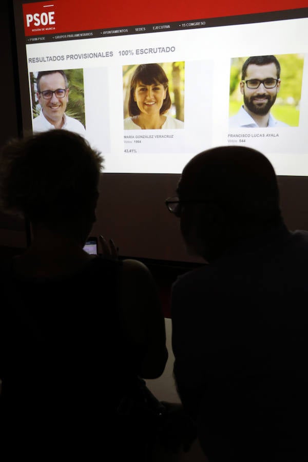 La espadas de la lucha por el liderazgo del PSOE murciano quedaron anoche en alto. Las primarias celebradas ayer solo sirvieron para descartar a uno de los tres aspirantes, el pedáneo de El Raal, Francisco Lucas, y demostrar la máxima igualdad existente entre el alcalde de Alhama, Diego Conesa, y la diputada nacional María González Veracruz, que, al no superar ninguno el 50% de los votos, se verán de nuevo las caras en las urnas el próximo sábado.