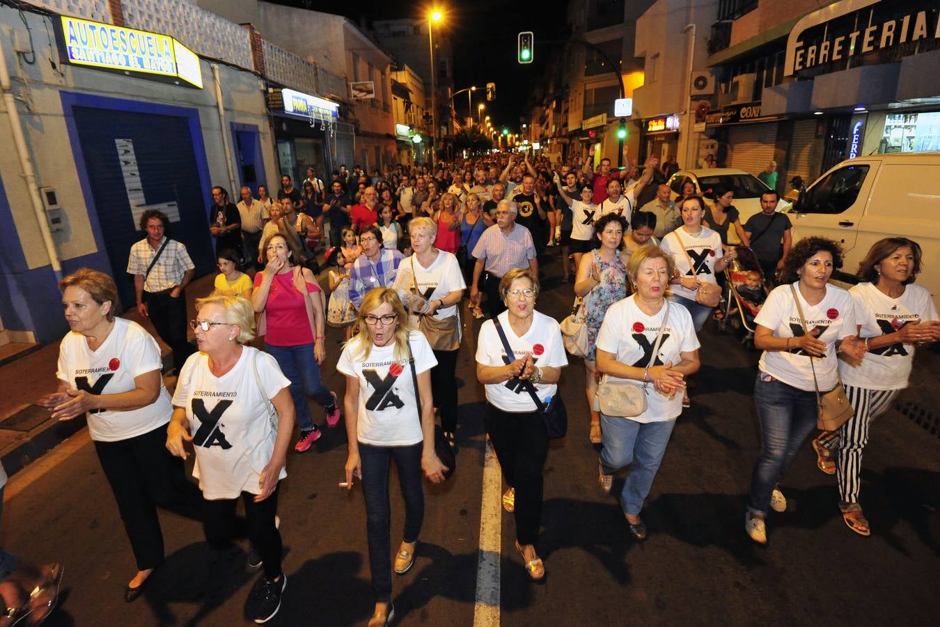 Miles de vecinos han vuelto a concentrarse por decimotercer día consecutivo en Santiago el Mayor para exigir que se mantenga abierto el paso y para que no se instale la catenaria en el desvío provisional