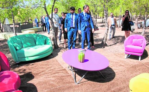 López Miras y Marcos Ortuño, en el centro, observan algunos de los sillones y sofás expuestos al aire libre. 