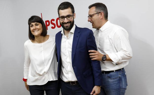 María González, Francisco Lucas y Diego Conesa, este domingo por la noche, en la sede regional del PSOE, tras conocerse los resultados.