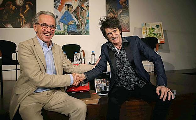 El guitarrista Ronnie Wood durante la presentación de su libro.