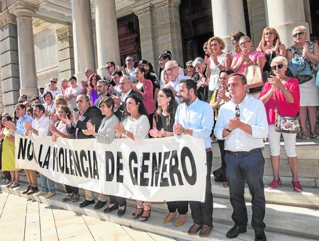 Representantes políticos locales y regionales, durante el minuto de silencia celebrado ayer en la puerta del Palacio Consistorial 