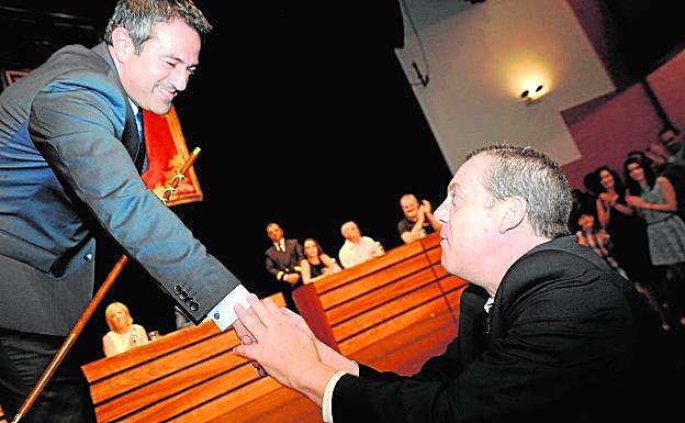Joaquín Buendía, a la izquierda, al tomar posesión como alcalde, recibiendo la felicitación de Lázaro Mellado.