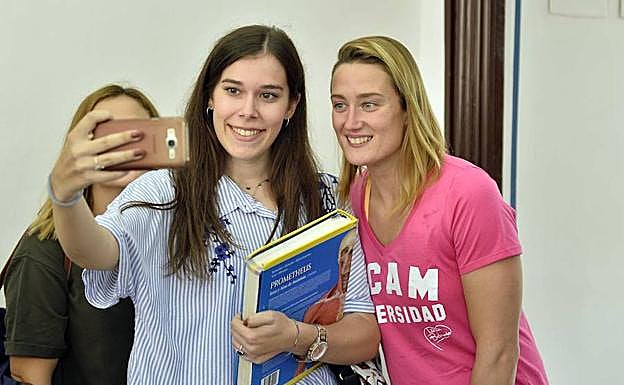 Mireia Belmonte haciéndose un 'selfie' con una estudiante.
