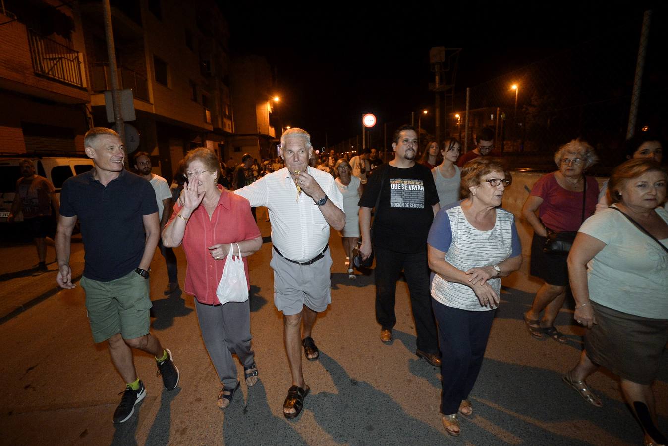 Cientos de manifestantes recorrieron este miércoles por la noche la carretera junto a las vías, vigilados por la Policía Nacional para evitar el corte del tráfico