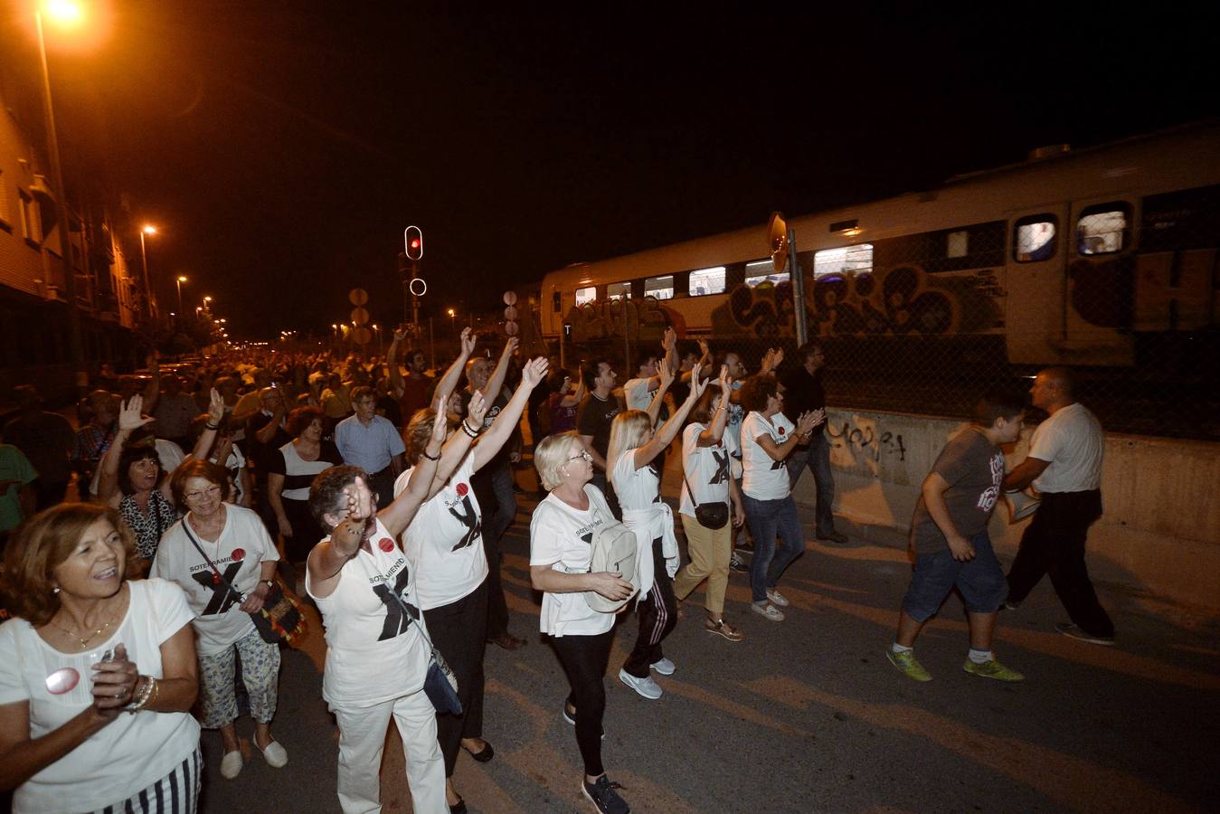 Cientos de manifestantes recorrieron este miércoles por la noche la carretera junto a las vías, vigilados por la Policía Nacional para evitar el corte del tráfico