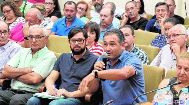 Los asistente al Pleno escuchan la intervención del representante vecinal José Manuel Ruiz. 