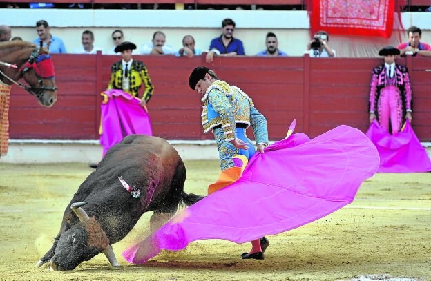 El Juli, con el capote, durante una de sus faenas de ayer en Abarán. 