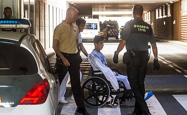 Adrián S. C., esta mañana, saliendo del Hospital Santa Lucía.